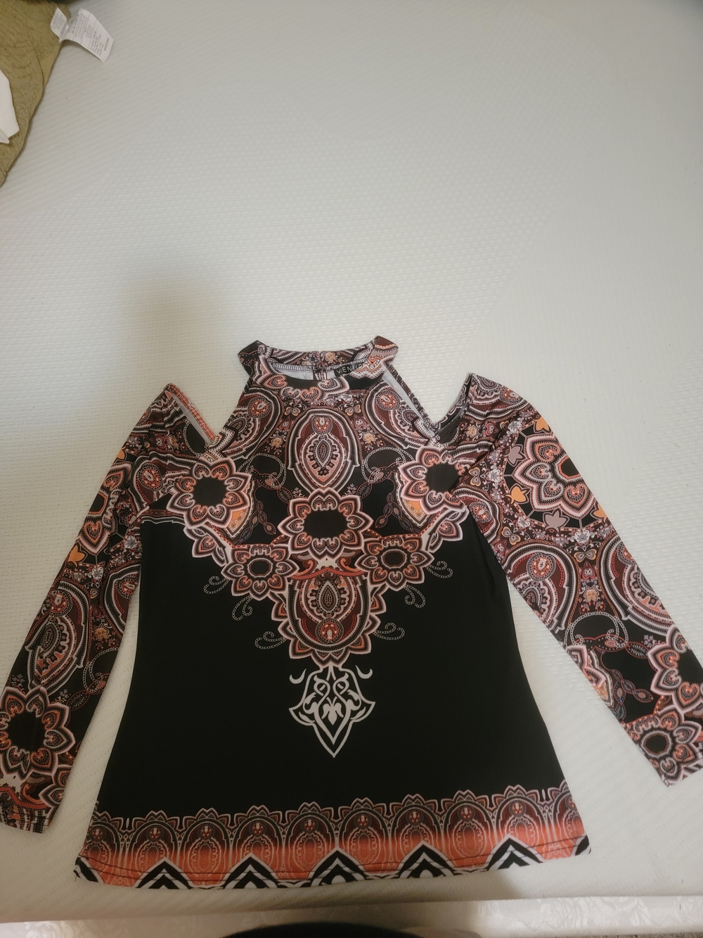 Venus Arabesque Off-shoulder Large Blouse (A3)